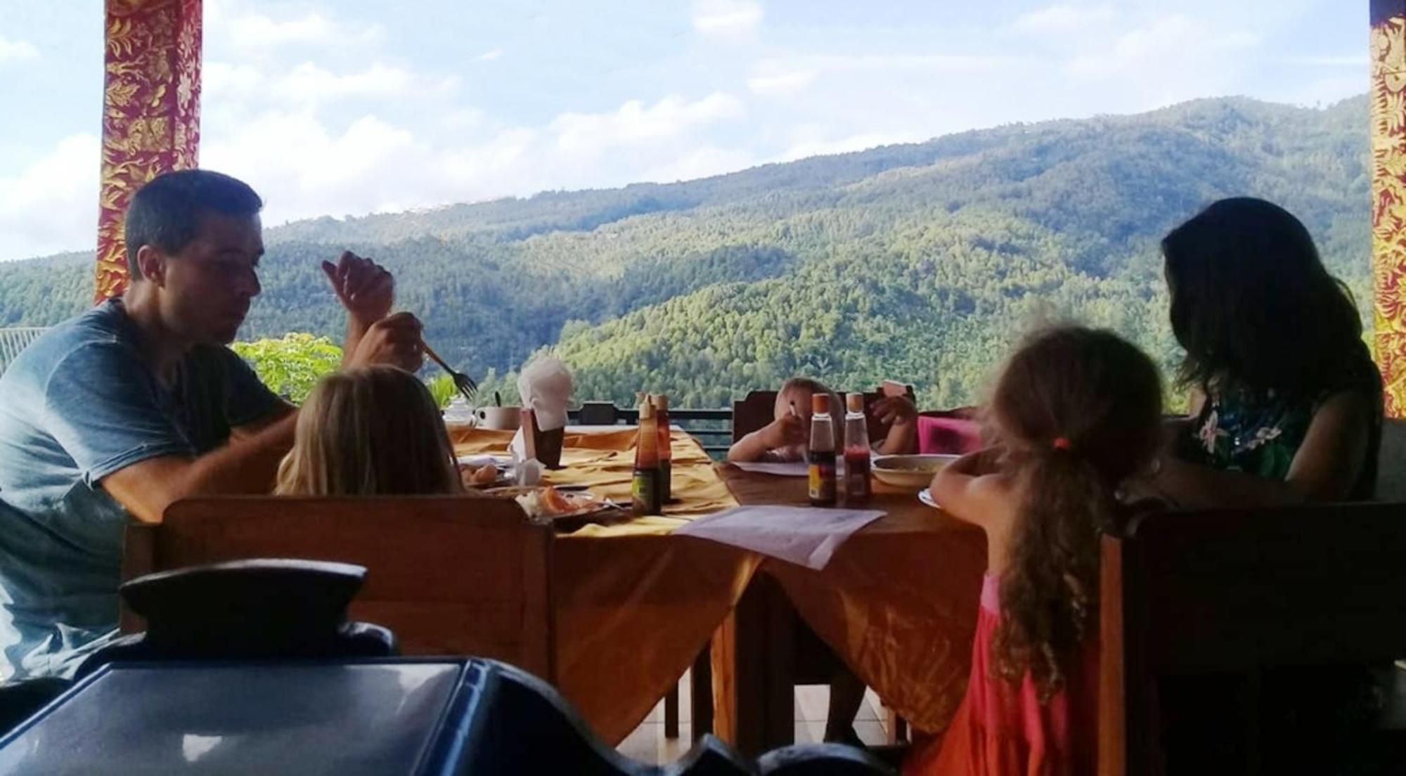 Aris Homestay And Warung Made Munduk Buitenkant foto